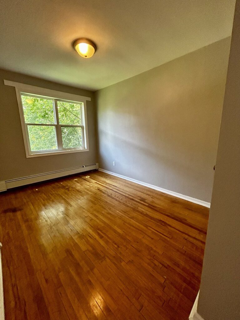 1BR Apt Rose Ave